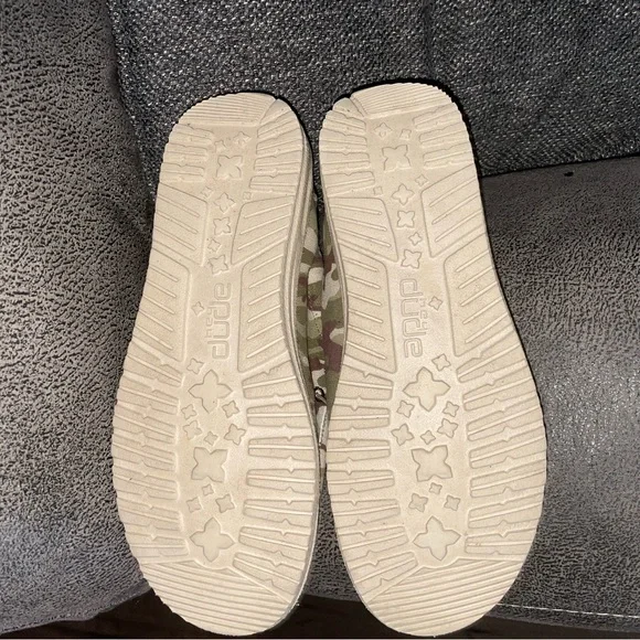 Hey Dude size 5y 6w Tan Camo Slip-Ons - Picture 3 of 4